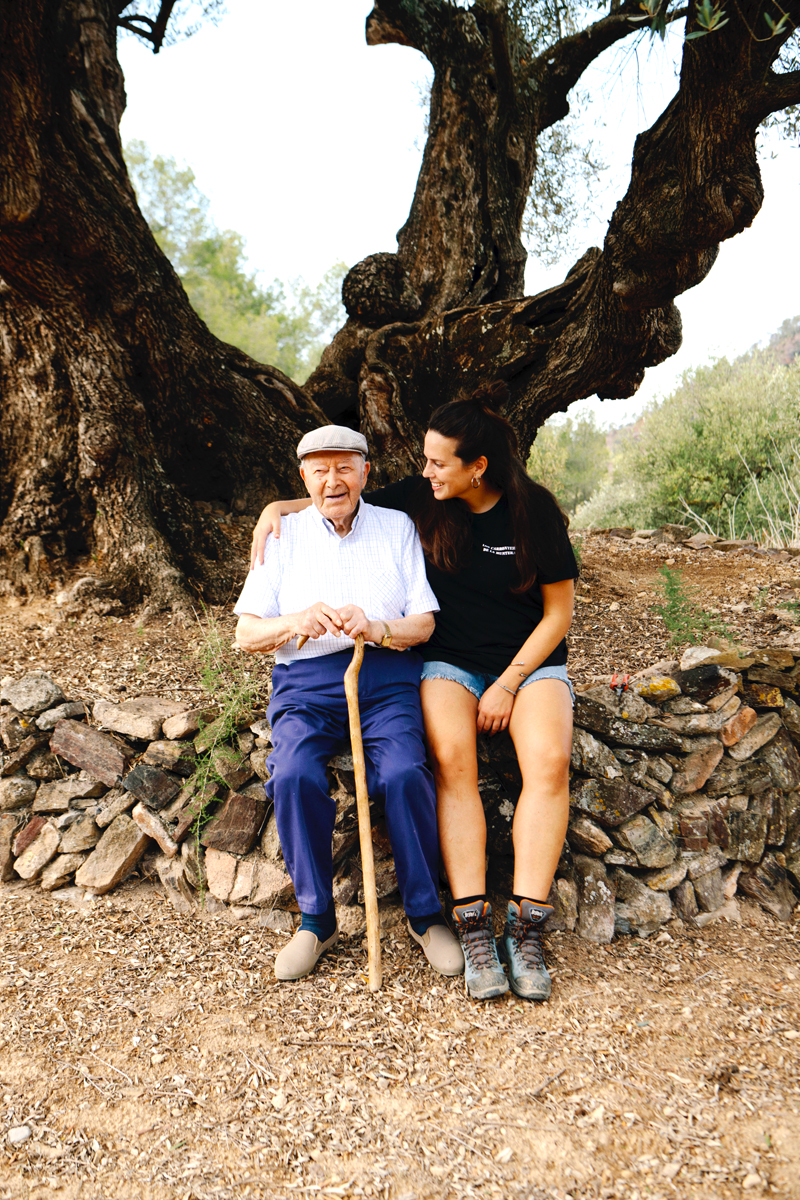 Fotografia de l'avi i Gemma Miró asseguts a un marge.